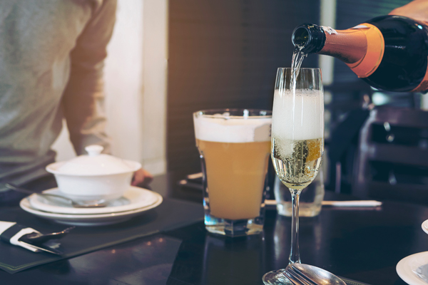 「お酌」を強要しない