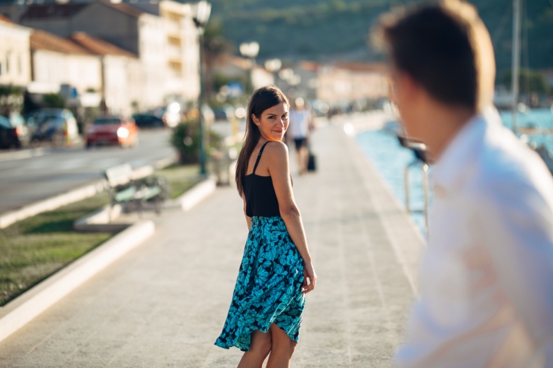思わず二度見してしまう美しい女性とデートできる