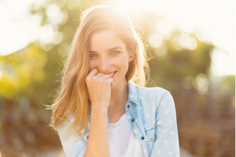 人見知り女性の心理を解説！付き合う方法